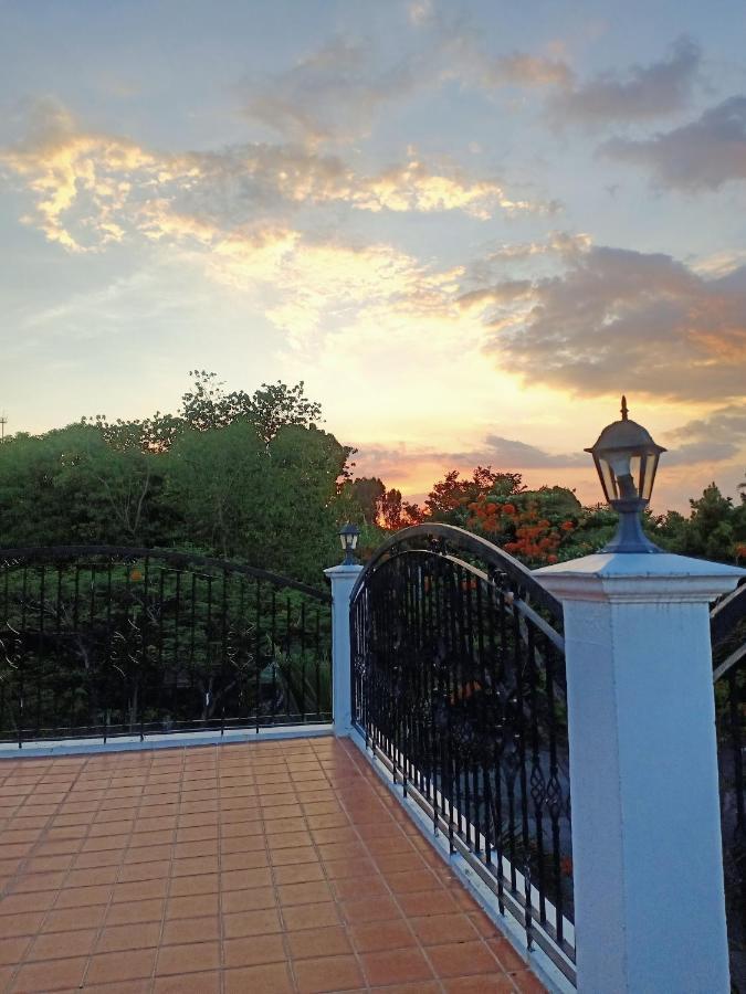 El Castillo Bed And Breakfast Angono Dış mekan fotoğraf