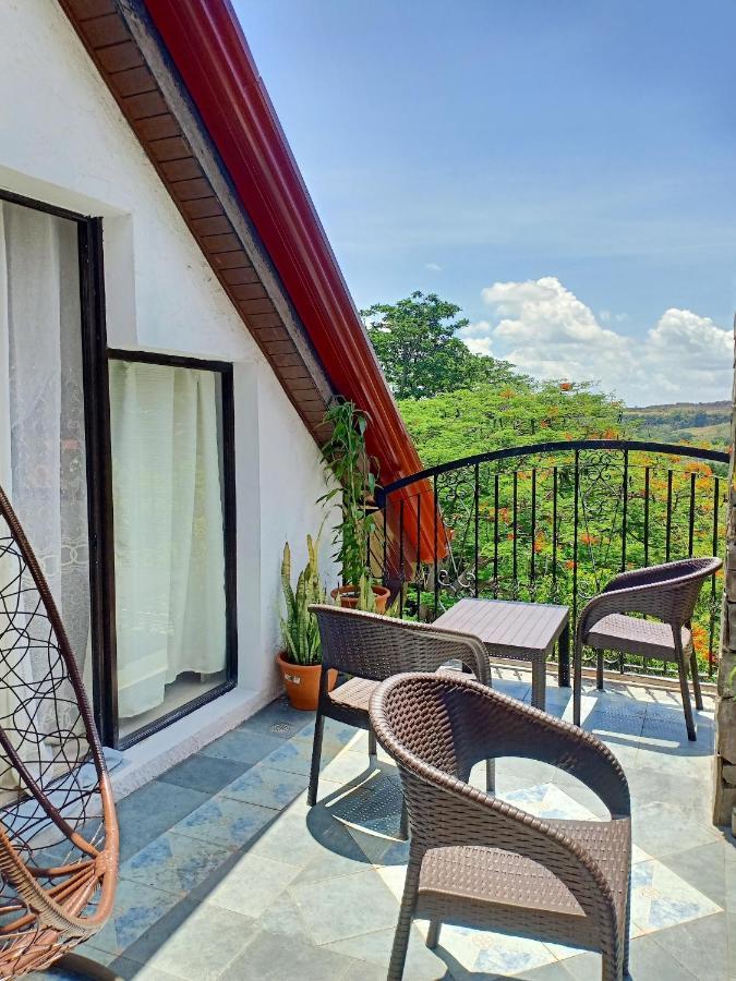El Castillo Bed And Breakfast Angono Dış mekan fotoğraf